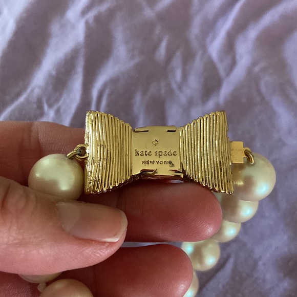 Beautiful Kate Spade beaded bracelet with gold tone bow clasp. - Picture 2 of 4